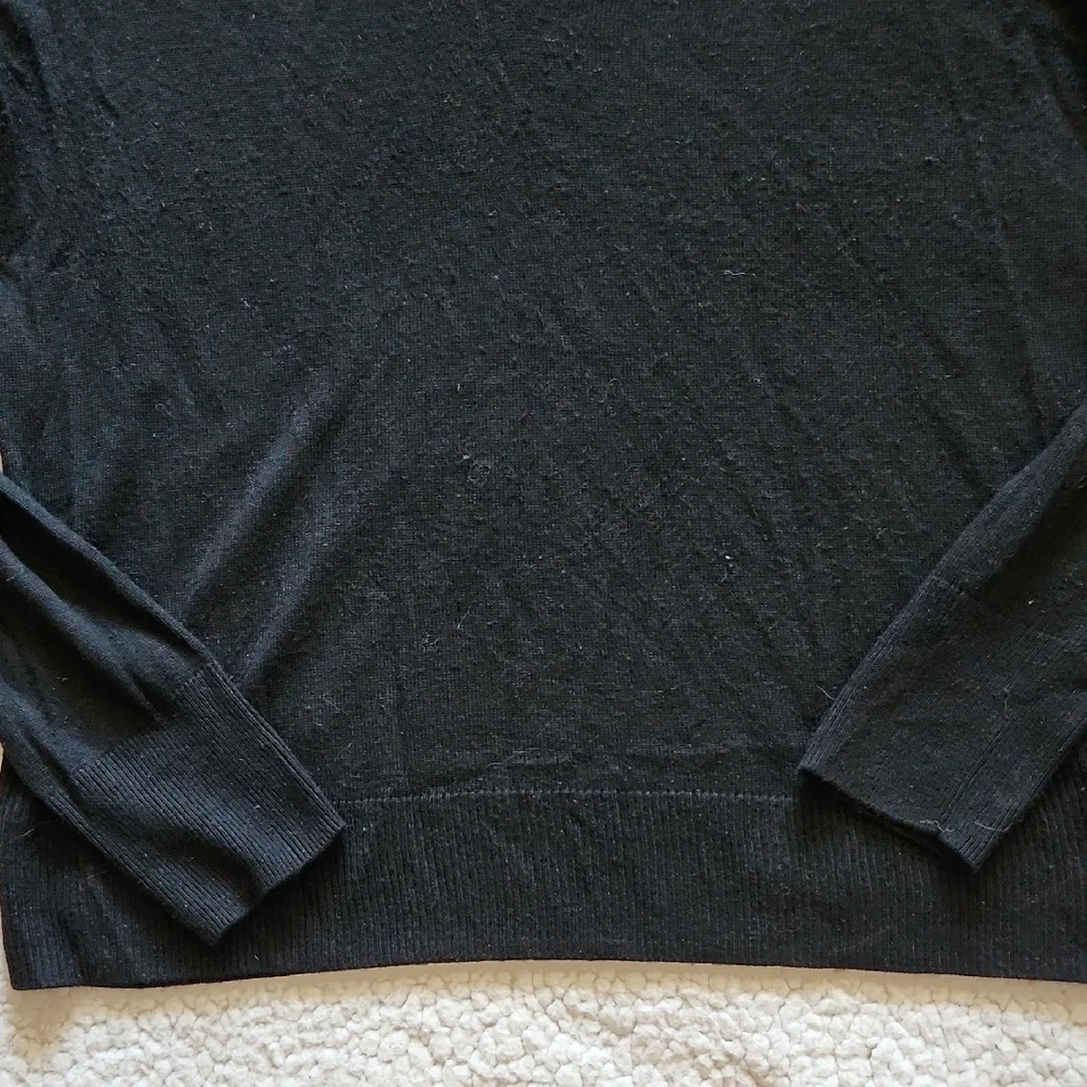 Banana Republic Black High V-neck Lightweight Sweater Long Sleeve Sz S/M Preppy